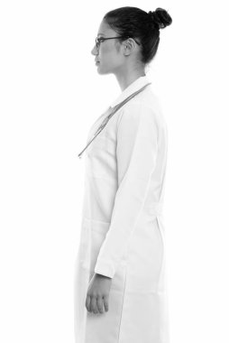 Genç güzel kadın doktor ayakta profil görünümü