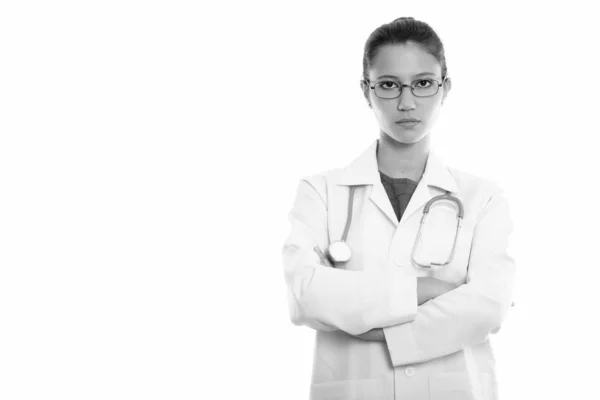 Estúdio tiro de jovem mulher bonita médico vestindo óculos com braços cruzados — Fotografia de Stock