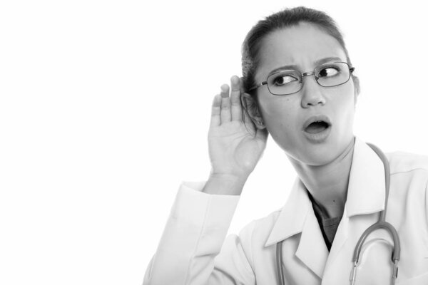 Заткнуть рот молодой красивой женщине-врачу
