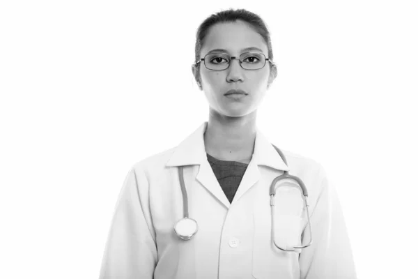 Estúdio tiro de jovem mulher bonita médico vestindo óculos — Fotografia de Stock