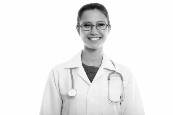 Студийный снимок молодой счастливой женщины доктор улыбается и носит очки — стоковое фото