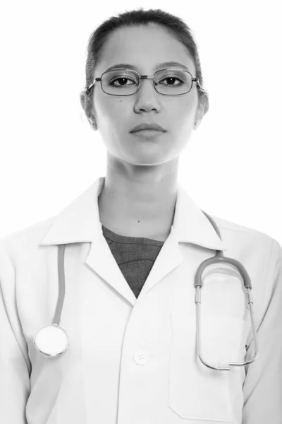 Rostro de joven hermosa doctora usando anteojos — Foto de Stock