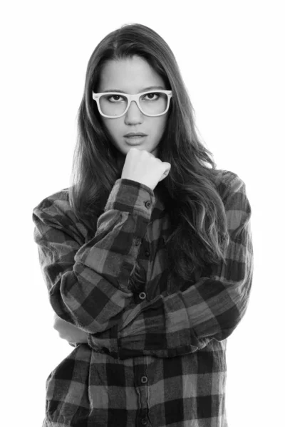 Studioaufnahme einer jungen schönen Frau, die mit Brille denkt — Stockfoto