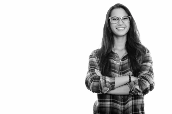 Estúdio tiro de jovem mulher feliz sorrindo enquanto vestindo óculos com os braços cruzados — Fotografia de Stock