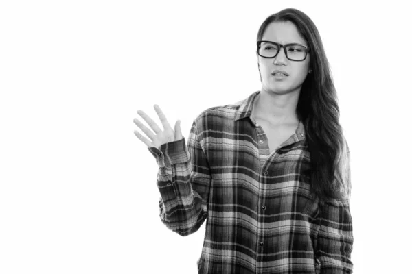 Estúdio tiro de jovem mulher enojada vestindo óculos e mostrando sinal de mão parar à distância — Fotografia de Stock