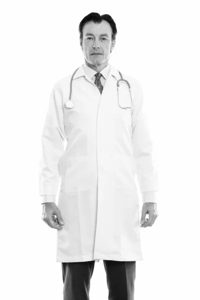 立っている成熟したハンサムな男性医師のスタジオ撮影 — ストック写真