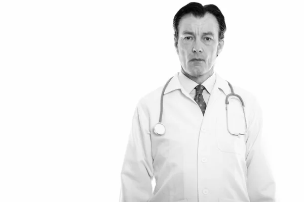 Студійний знімок зрілого красивого лікаря — стокове фото
