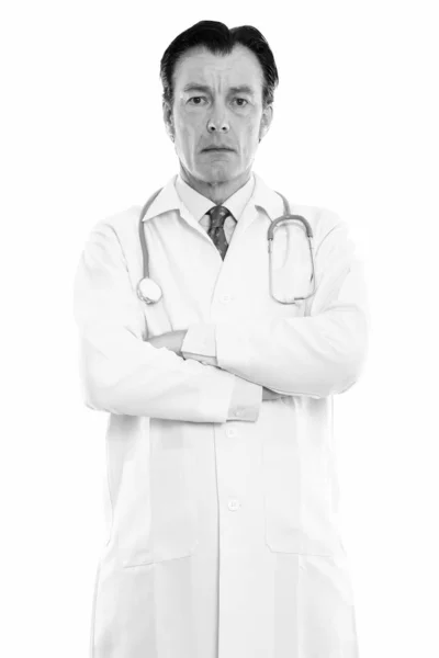 腕を組んで立っている成熟したハンサムな男性医師のスタジオ撮影 — ストック写真