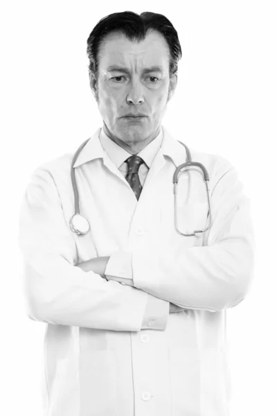 スタジオ撮影の腕を見下ろしながら考えて成熟したハンサムな男性医師の交差 — ストック写真