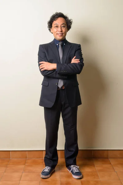 Studio Skott Japansk Affärsman Kostym Med Lockigt Hår Mot Vit — Stockfoto