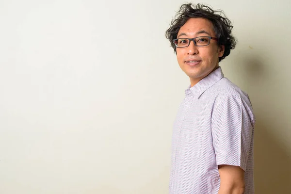 Studio Shot Van Japanse Man Met Krullend Haar Tegen Witte — Stockfoto