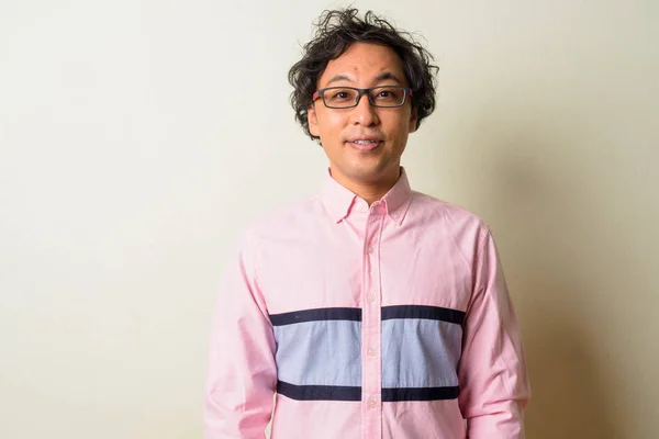 Estudio Hombre Negocios Japonés Con Pelo Rizado Sobre Fondo Blanco —  Fotos de Stock