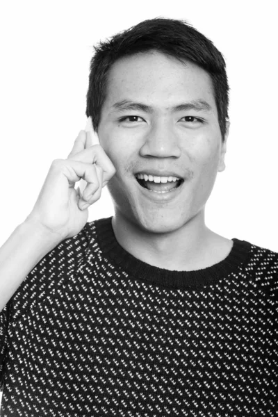 Genç mutlu Asyalı adamın cep telefonu konuşurken gülümseyen yüzü — Stok fotoğraf