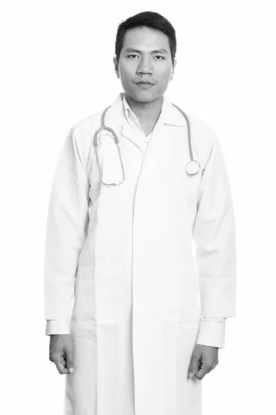 Studio colpo di giovane medico asiatico in piedi — Foto Stock