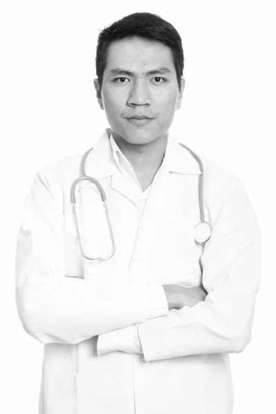 Estudio de tiro de joven médico asiático de pie con los brazos cruzados —  Fotos de Stock