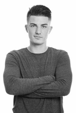 Siyah beyaz arka planda izole edilmiş yakışıklı bir gencin stüdyo fotoğrafı.