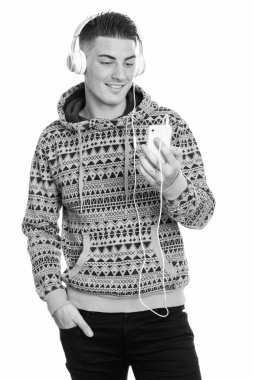 Kapüşonlu genç ve yakışıklı bir adamın, siyah beyaz arka planda izole edilmiş bir fotoğrafı.