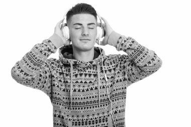 Kapüşonlu genç ve yakışıklı bir adamın, siyah beyaz arka planda izole edilmiş bir fotoğrafı.