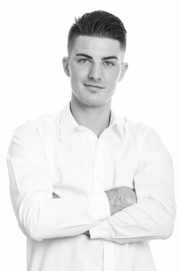 Siyah beyaz arka planda izole edilmiş genç ve yakışıklı iş adamının stüdyo fotoğrafı.