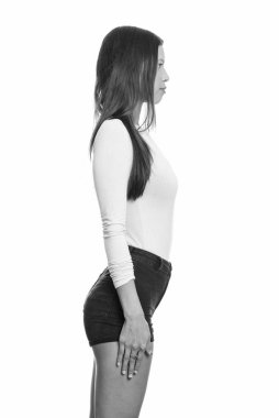 Siyah beyaz arka planda izole edilmiş genç ve güzel Brezilyalı bir kadının stüdyo çekimi.