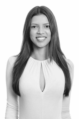 Siyah beyaz arka planda izole edilmiş genç ve güzel Brezilyalı bir kadının stüdyo çekimi.