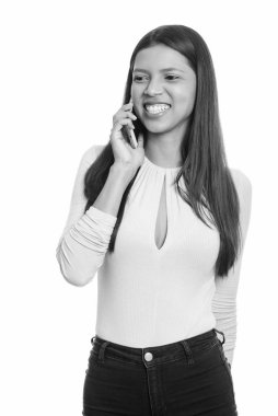 Siyah beyaz arka planda izole edilmiş genç ve güzel Brezilyalı bir kadının stüdyo çekimi.