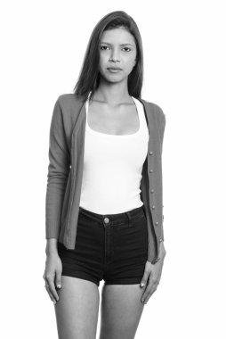 Siyah beyaz arka planda izole edilmiş genç ve güzel Brezilyalı bir kadının stüdyo çekimi.