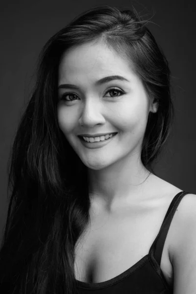 Joven hermosa mujer asiática contra fondo gris —  Fotos de Stock