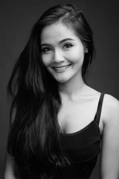 Joven hermosa mujer asiática contra fondo gris —  Fotos de Stock