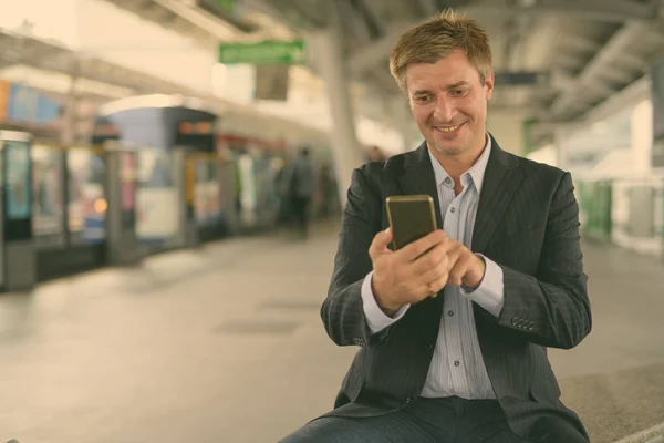 Businessman at the sky train station in Bangkok, Thailand — Stock Photo, Image