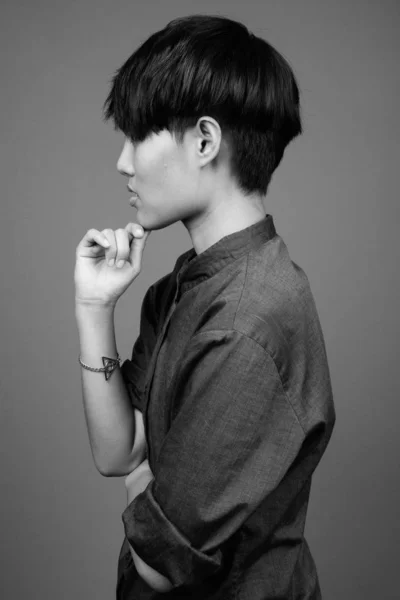 스튜디오에서는 흑백으로 배경에 머리를 아름다운 아시아인 여성을 찍었다 — 스톡 사진