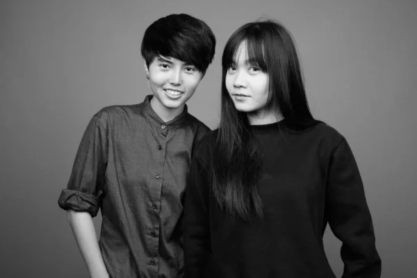 Estudio Disparo Joven Asiática Lesbiana Pareja Juntos Amor Contra Gris —  Fotos de Stock