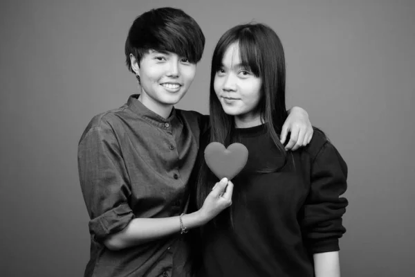 Estudio Disparo Joven Asiática Lesbiana Pareja Juntos Amor Contra Gris —  Fotos de Stock