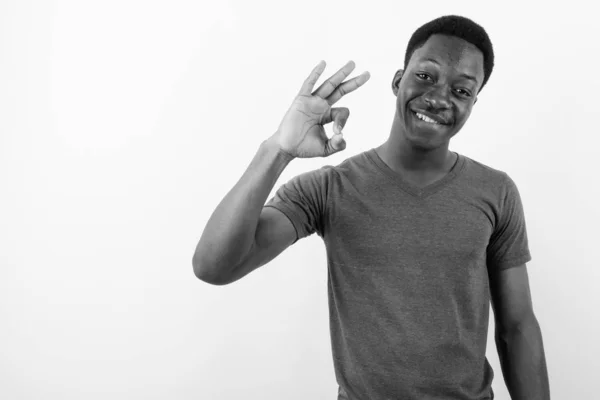 Estúdio Tiro Jovem Belo Homem Africano Contra Fundo Branco Preto — Fotografia de Stock