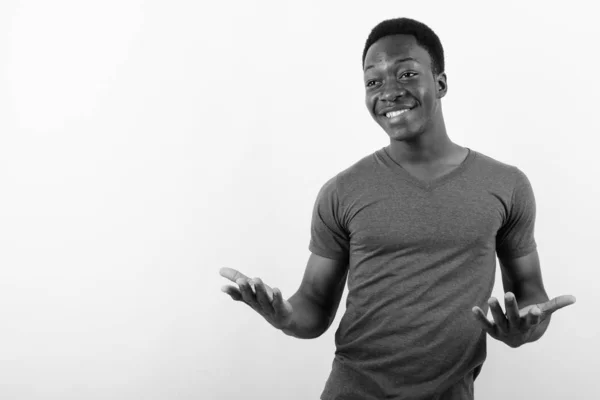 Studio Záběr Mladého Pohledného Afrického Muže Proti Bílému Pozadí Černé — Stock fotografie