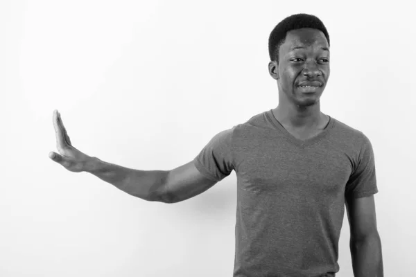 Studio Záběr Mladého Pohledného Afrického Muže Proti Bílému Pozadí Černé — Stock fotografie