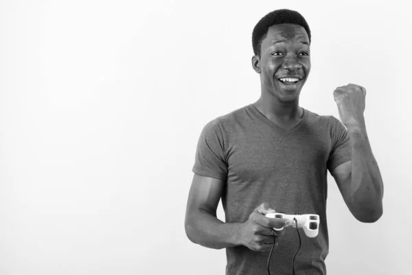 Jovem e bonito homem africano contra fundo branco — Fotografia de Stock