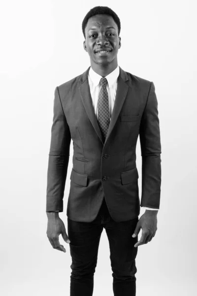 Jovem bonito empresário africano vestindo terno contra fundo branco — Fotografia de Stock