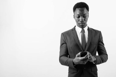 Genç yakışıklı Afrikalı işadamı beyaz arka planda cep telefonu kullanıyor