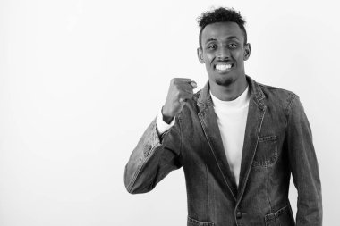 Beyaz arka planda kot ceket giyen genç sakallı Afrikalı adam.