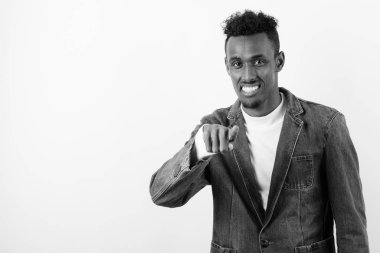 Beyaz arka planda kot ceket giyen genç sakallı Afrikalı adam.