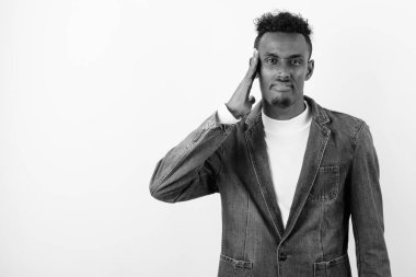 Beyaz arka planda kot ceket giyen genç sakallı Afrikalı adam.