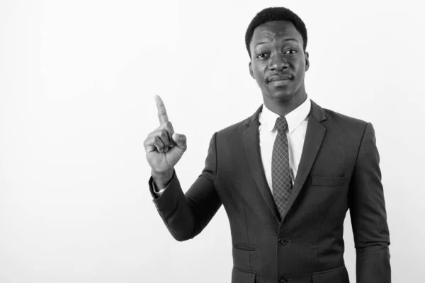 Mladý pohledný africký podnikatel v obleku proti bílému pozadí — Stock fotografie