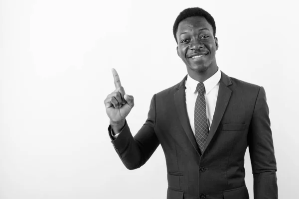 Молодой красивый африканский бизнесмен в костюме на белом фоне — стоковое фото