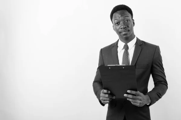 Молодой красивый африканский бизнесмен в костюме на белом фоне — стоковое фото