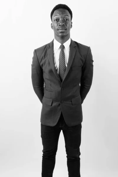 Joven hombre de negocios africano guapo usando traje contra fondo blanco —  Fotos de Stock