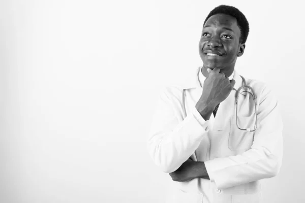 Joven guapo africano médico hombre contra fondo blanco —  Fotos de Stock
