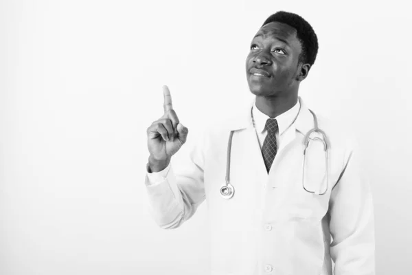 Joven guapo africano médico hombre contra fondo blanco —  Fotos de Stock