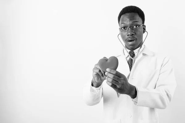 Молодий африканський лікар у окулярах на білому фоні. — стокове фото