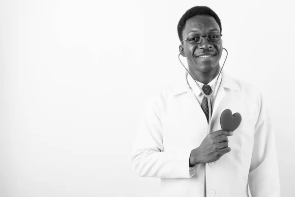 Joven guapo hombre africano médico con anteojos sobre fondo blanco —  Fotos de Stock